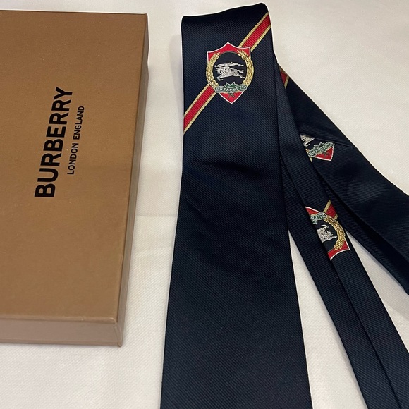 🎁HOLIDAY 24’🎁🔥🆕💯ICONIC BURBERRY HORSEFERRY KNIGHT CREST NAVY MOTIF T… - Picture 7 of 16
